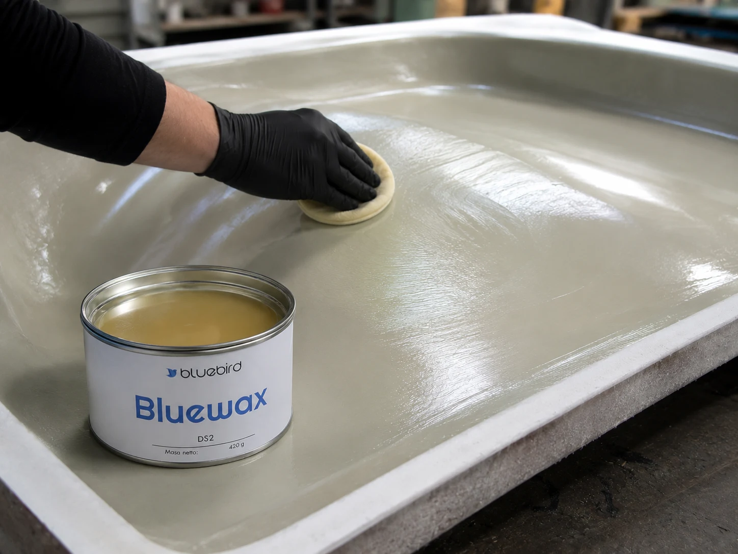 Nakładanie środka rozdzielającego BlueWax na formę